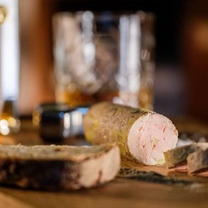 Foie Gras de canard fumé au bois de chêne de barrique et Whisky, élaboré par le Chef Thibaut SERVAS
