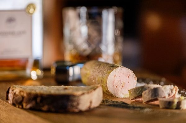 Foie Gras de canard fumé au bois de chêne de barrique et Whisky, élaboré par le Chef Thibaut SERVAS