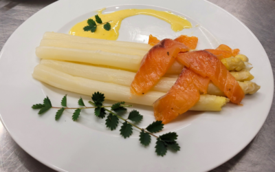 Asperges landaises au saumon fumé et mayonnaise mousseline au colza grillé